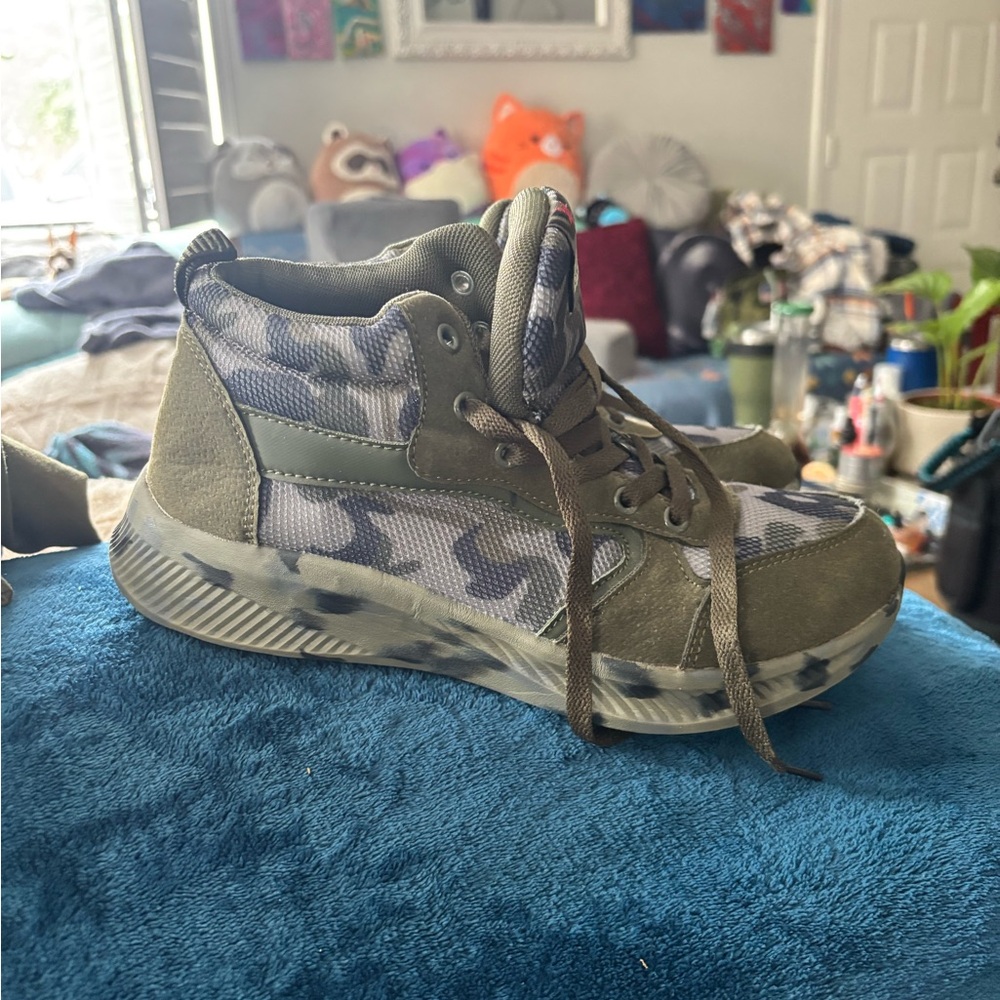 Women’s off brand camouflage sneakers size 9.5 (40)